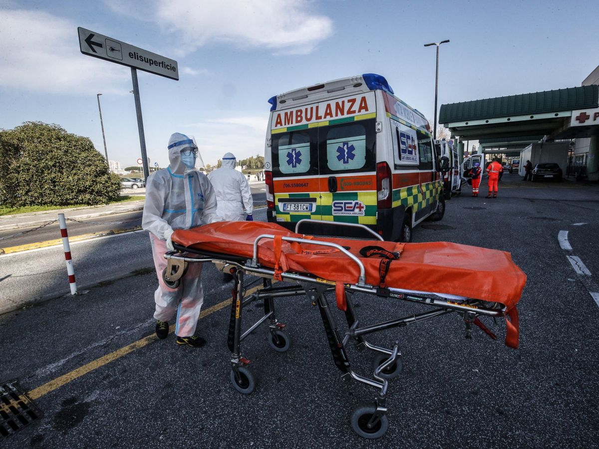 Foto: Una ambulancia en Roma. (EFE)