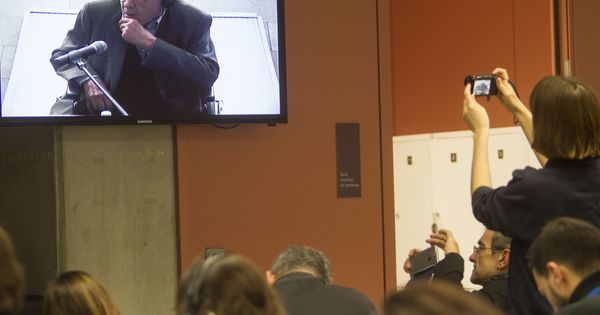 Foto: Una periodista toma una fotografía del monitor mientras declara el expresidente del Palau de la Música Fèlix Millet. (EFE)