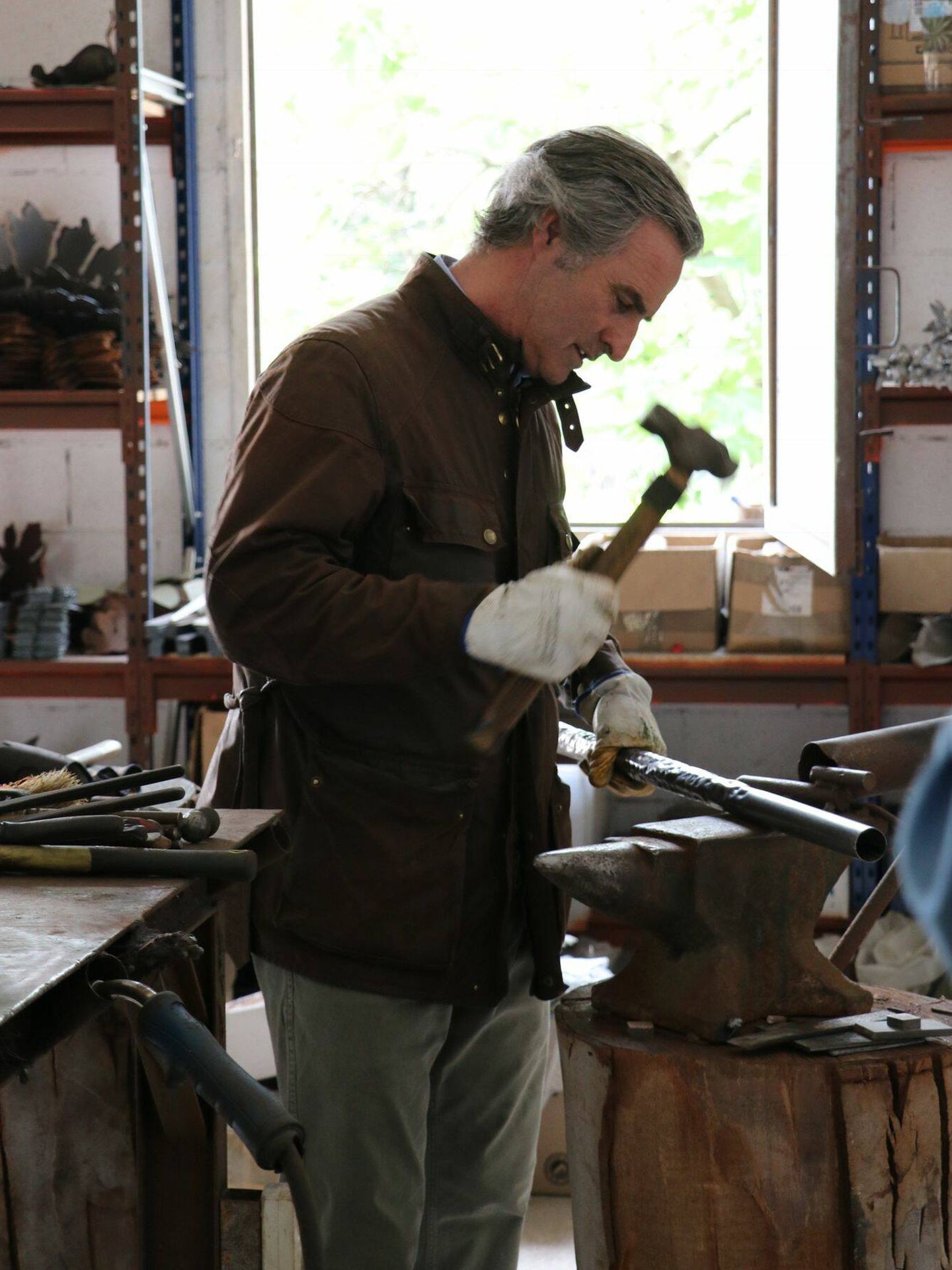 Fernando Oriol, trabajando en su taller. (Cortesía)