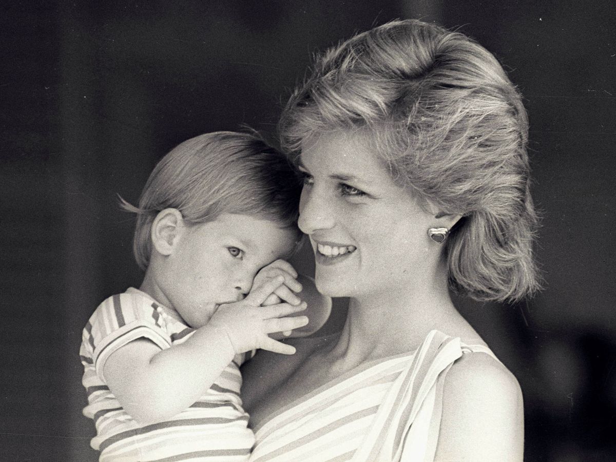 Foto: La princesa, con Harry en brazos, en 1988. (Reuters)