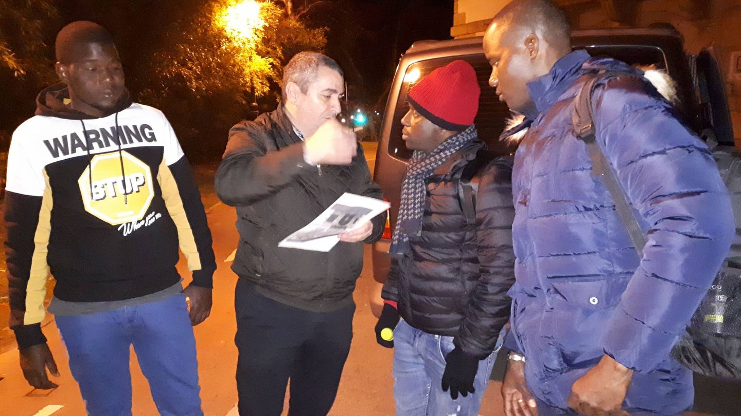 Juan Luis, uno de los voluntarios, informa a los inmigrantes a las puertas del centro de acogida Martindozenea de Irún. (J. M. A.)