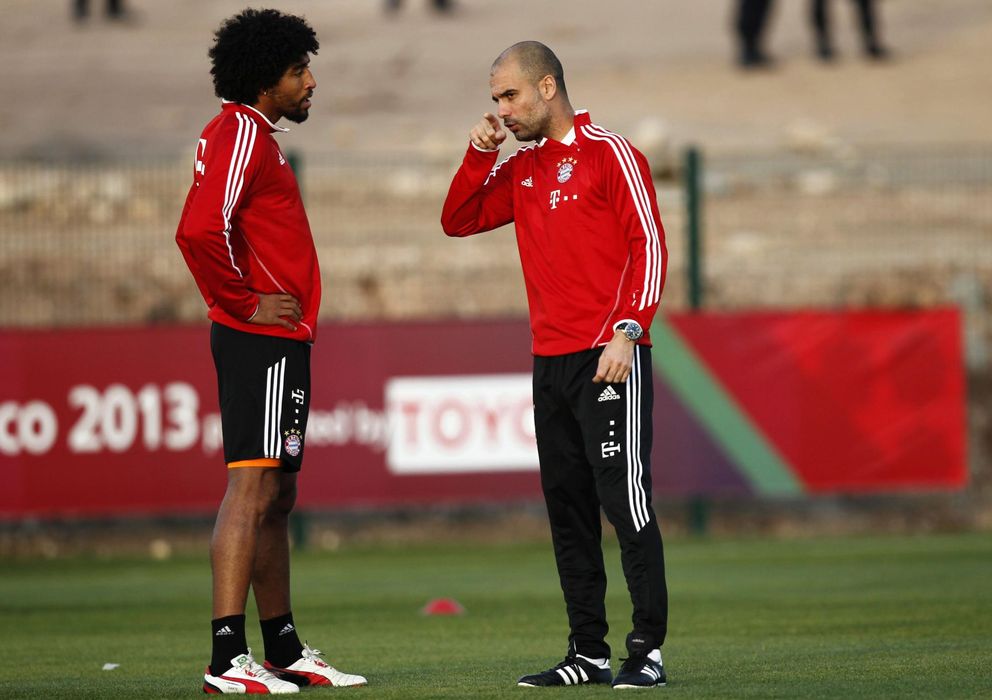 Foto: Guardiola charla con Dante durante el entrenamiento en Marruecos (Reuters).