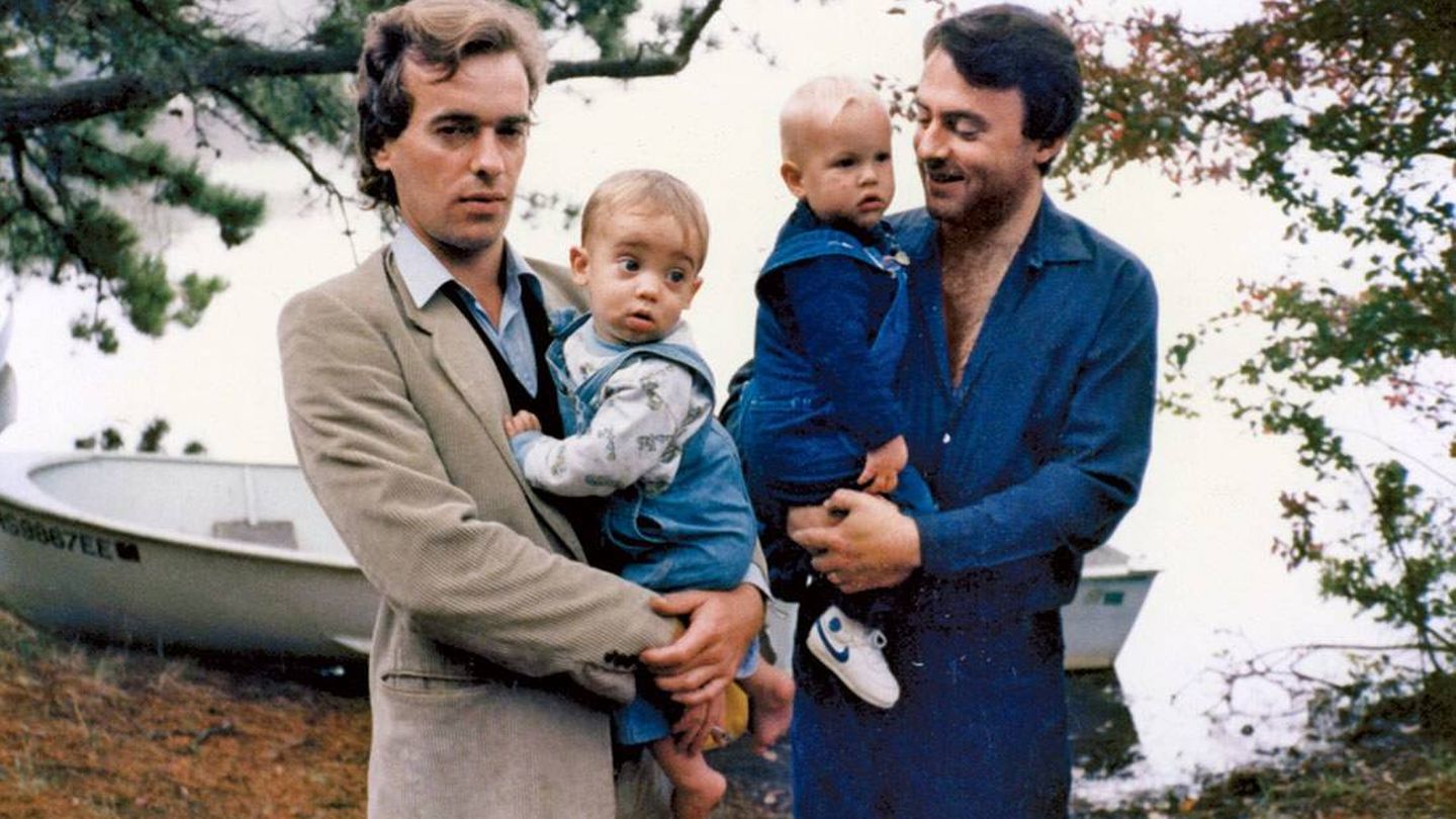 Martin Amis y Christopher Hitchens con su descendencia en una imagen publicada en 'Hitch 22'. (Debate)