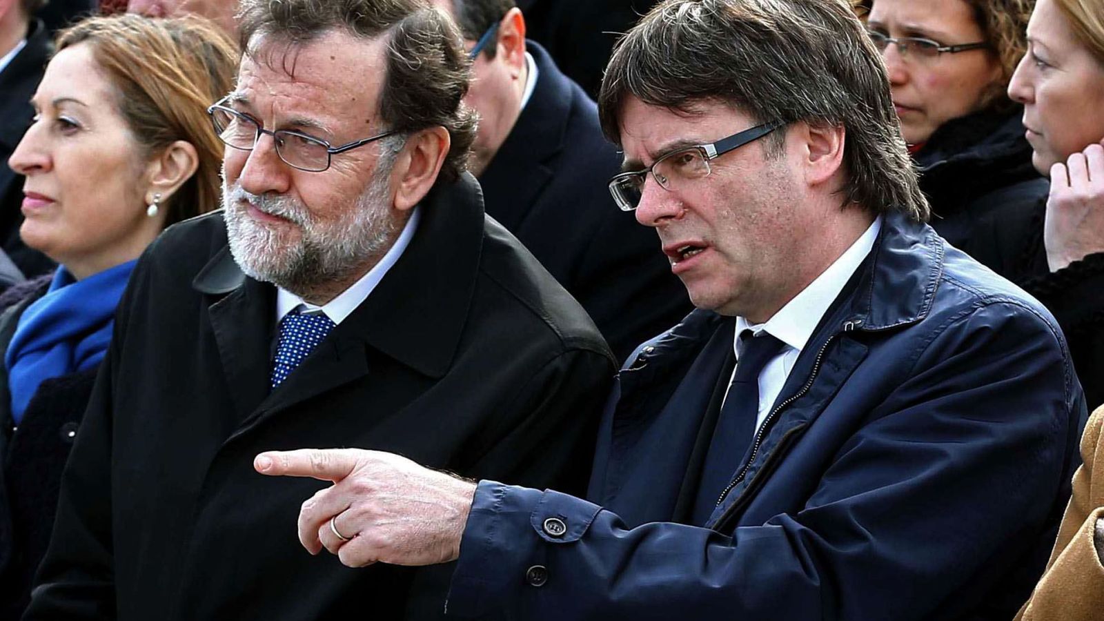Foto: Fotografía de archivo del jefe del Ejecutivo, Mariano Rajoy, y el presidente de la Generalitat, Carles Puigdemont. (EFE)