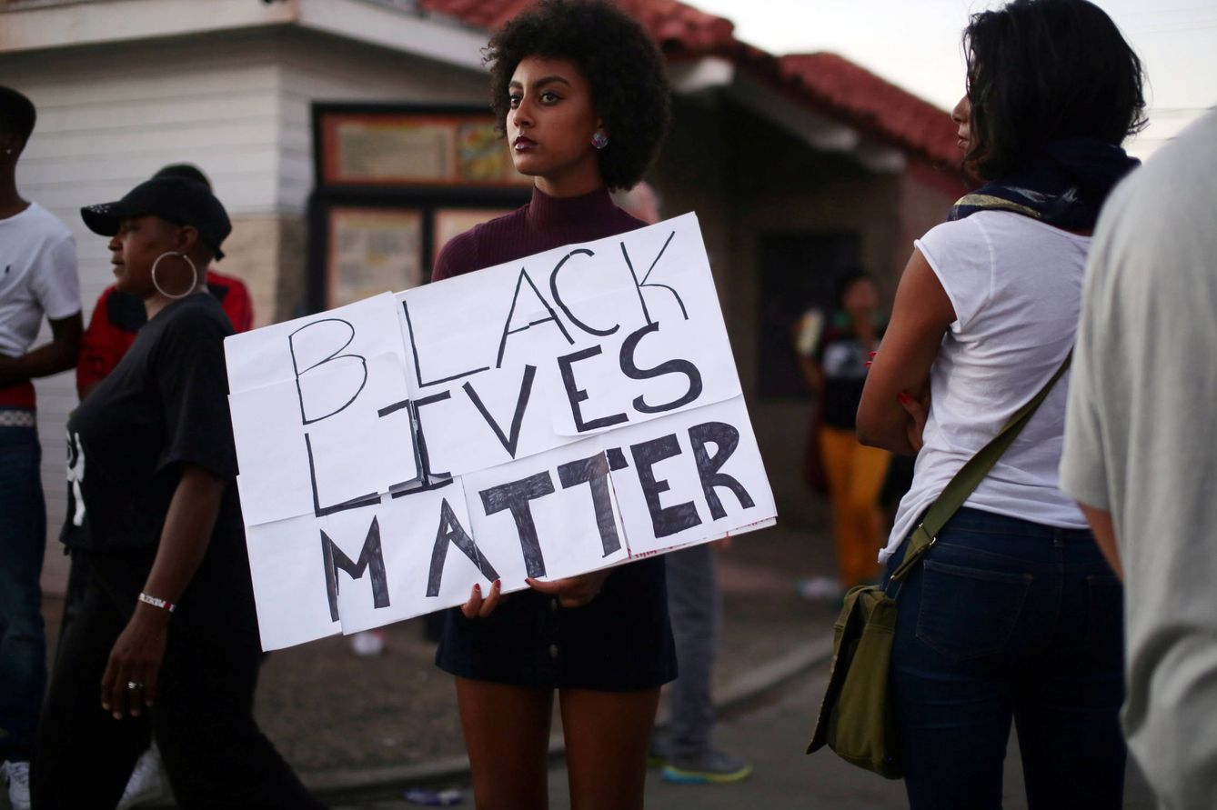 Foto: Manifestantes protestan contra la muerte de un hombre negro a manos de la policía en El Cajón, California (Reuters).