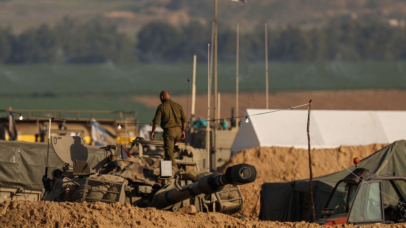 Foto: Un soldado israelí camina sobre una unidad de artillería móvil. (Reuters/Tyrone Siu)
