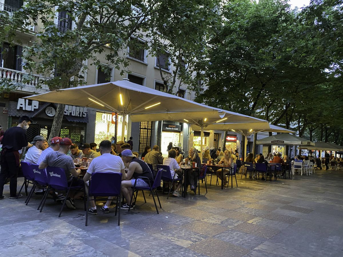 Foto: Terrazas de bar en una plaza de Barcelona. (iStock)