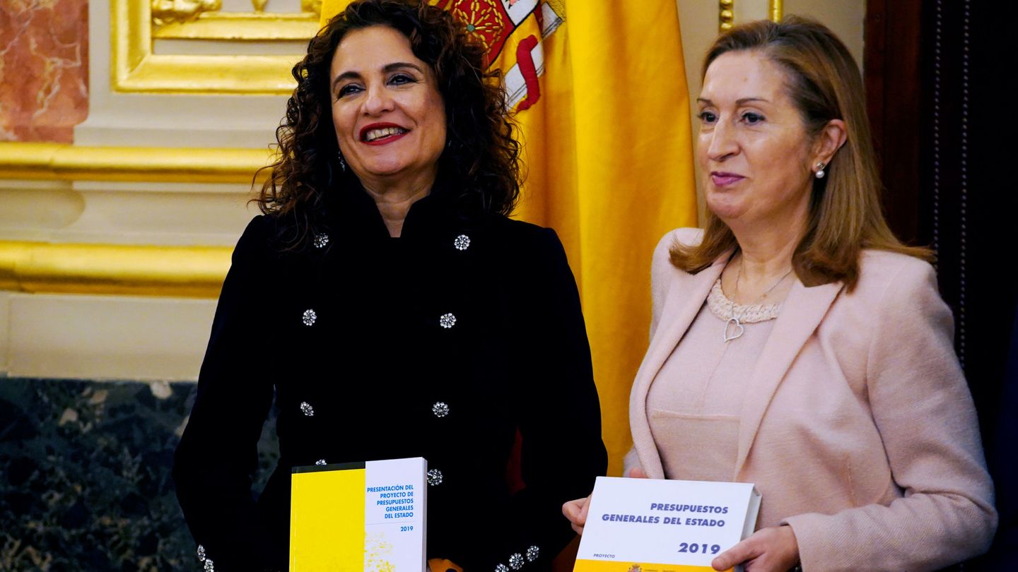 La ministra de Hacienda, María Jesús Montero, y la presidenta del Congreso, Ana Pastor. (Reuters)