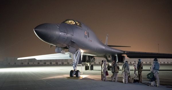 Foto: Un bombardeo B-1B estadounidense se prepara para participar en la operación de castigo contra Asad, en la base de Udeid, Doha. (Reuters) 