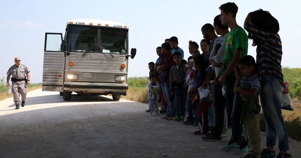 Foto: Imagen de archivo de migrantes tras cruzar ilegalmente la frontera entre México y Estados Unidos. (Reuters)