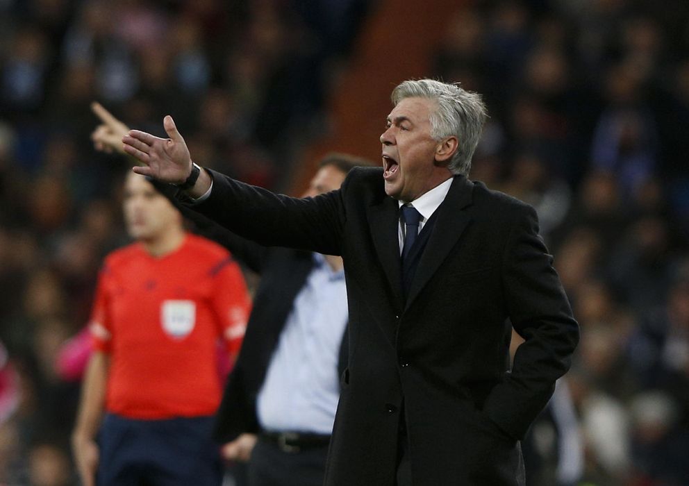 Foto: Carlo Ancelotti da instrucciones durante un partido