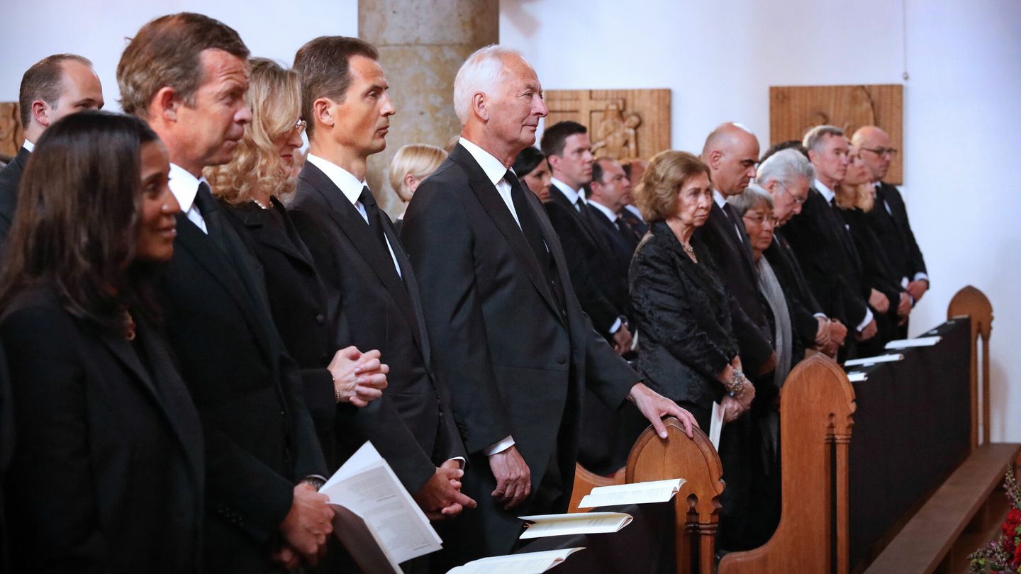 La reina Sofía, junto a la familia real de Liechtenstein, en el funeral de Marie. (EFE)