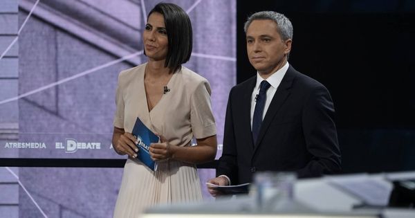 Foto: Los moderadores del debate de Atresmedia, Ana Pastor y Vicente Vallés. (Atresmedia)