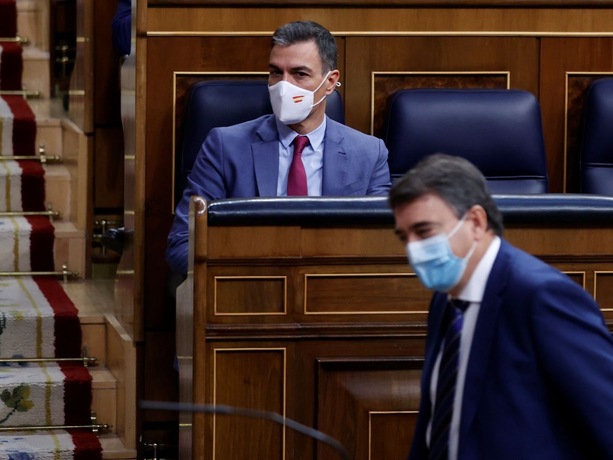 Foto: El presidente del Gobierno, Pedro Sánchez, ante el portavoz del PNV, Aitor Esteban, durante el debate de presupuestos en el Congreso. (EFE/Mariscal)