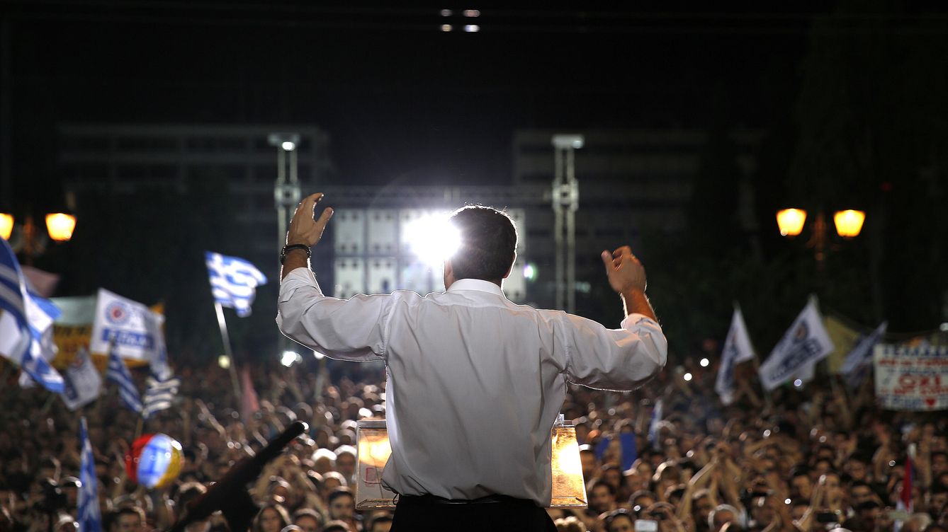 Foto: Alexis Tsipras da un discurso a una multitud de manifestantes partidarios del 'no'. (Reuters)