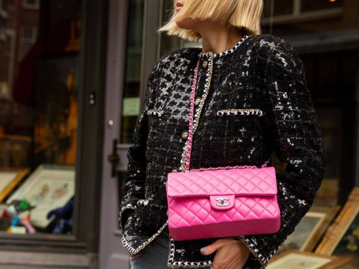 Foto: El legendario bolso 2.55 de Chanel teñido de rosa. (Instagram @lindatol_)