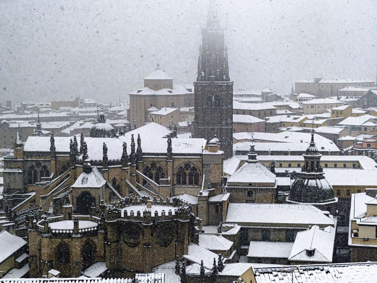 Foto: Vista general del centro de Toledo durante la copiosa nevada de este jueves. (EFE)