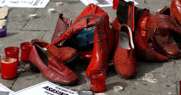 Foto: Zapatos y carteles en la acampada contra la violencia machista en la Puerta del Sol el pasado marzo. (EFE)