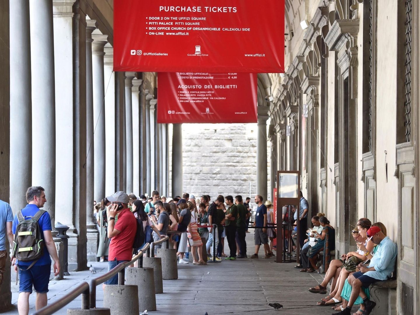 Turistas hacen cola para entrar en la Galería Ufizzi en Florencia (Italia), en una imagen de archivo. (EFE/Maurizio Degl Innocenti)