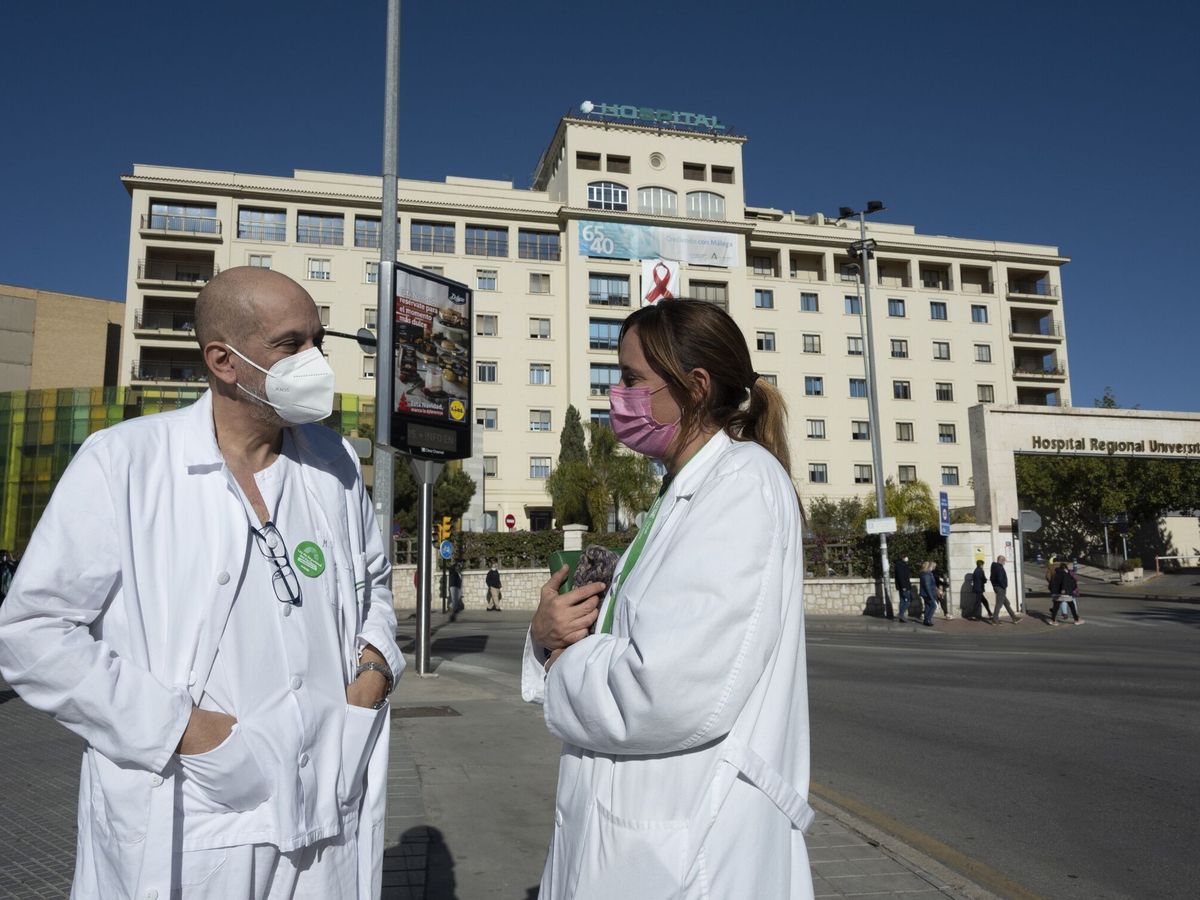 Foto: Sanitarios en el Hospital de Málaga. (EFE/Jorge Zapata)