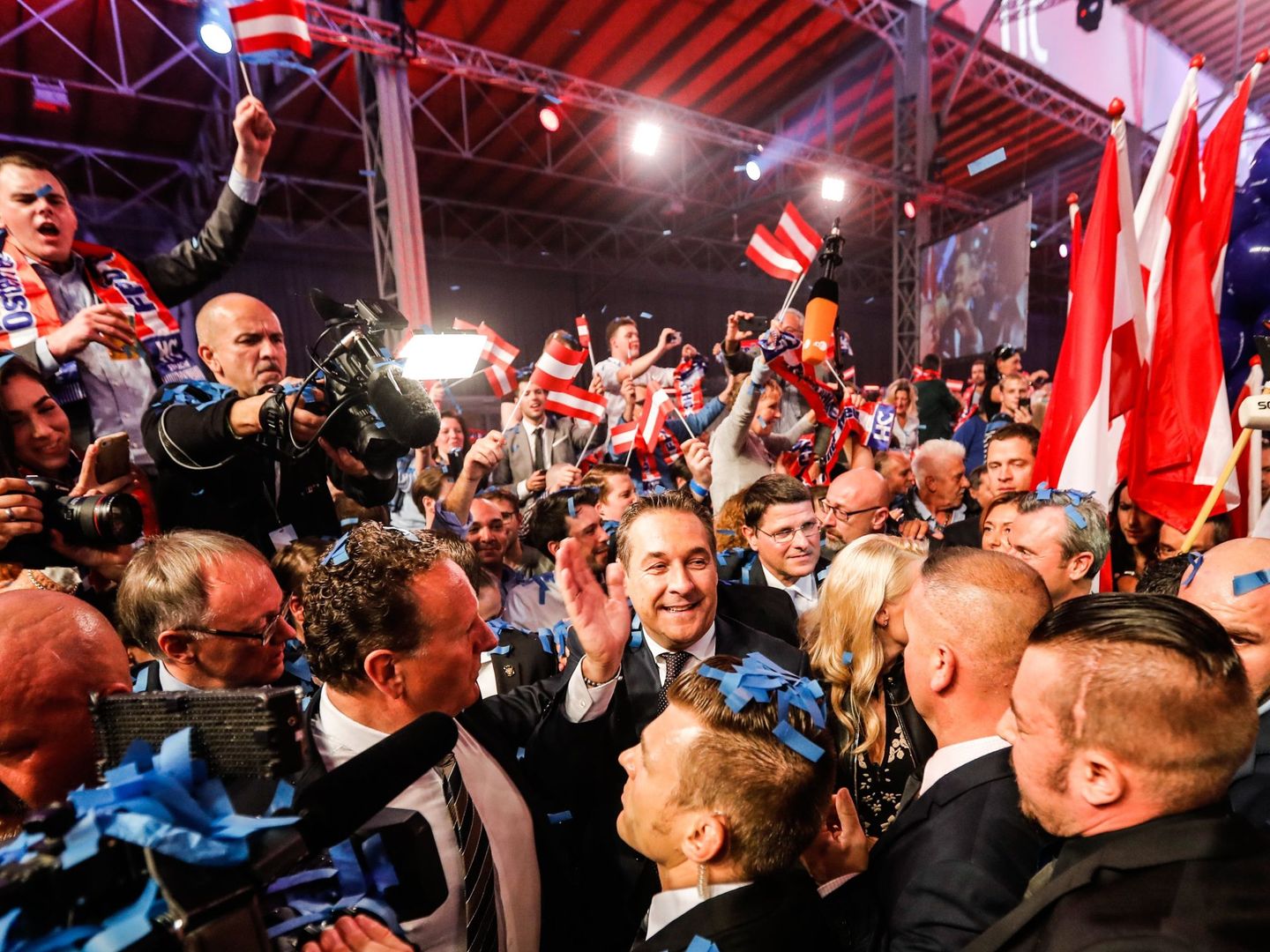 Votantes del FPÖ reciben a Heinz-Christian Strache, en la fiesta del partido en Viena. (Reuters)