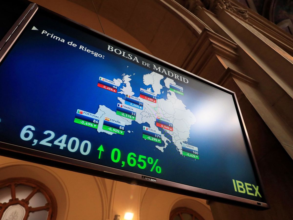Foto: Pantalla en la que se reflejan las primas de riesgo europeas, en el interior del Palacio de la Bolsa de Madrid. (EFE/ Fernando Alvarado)