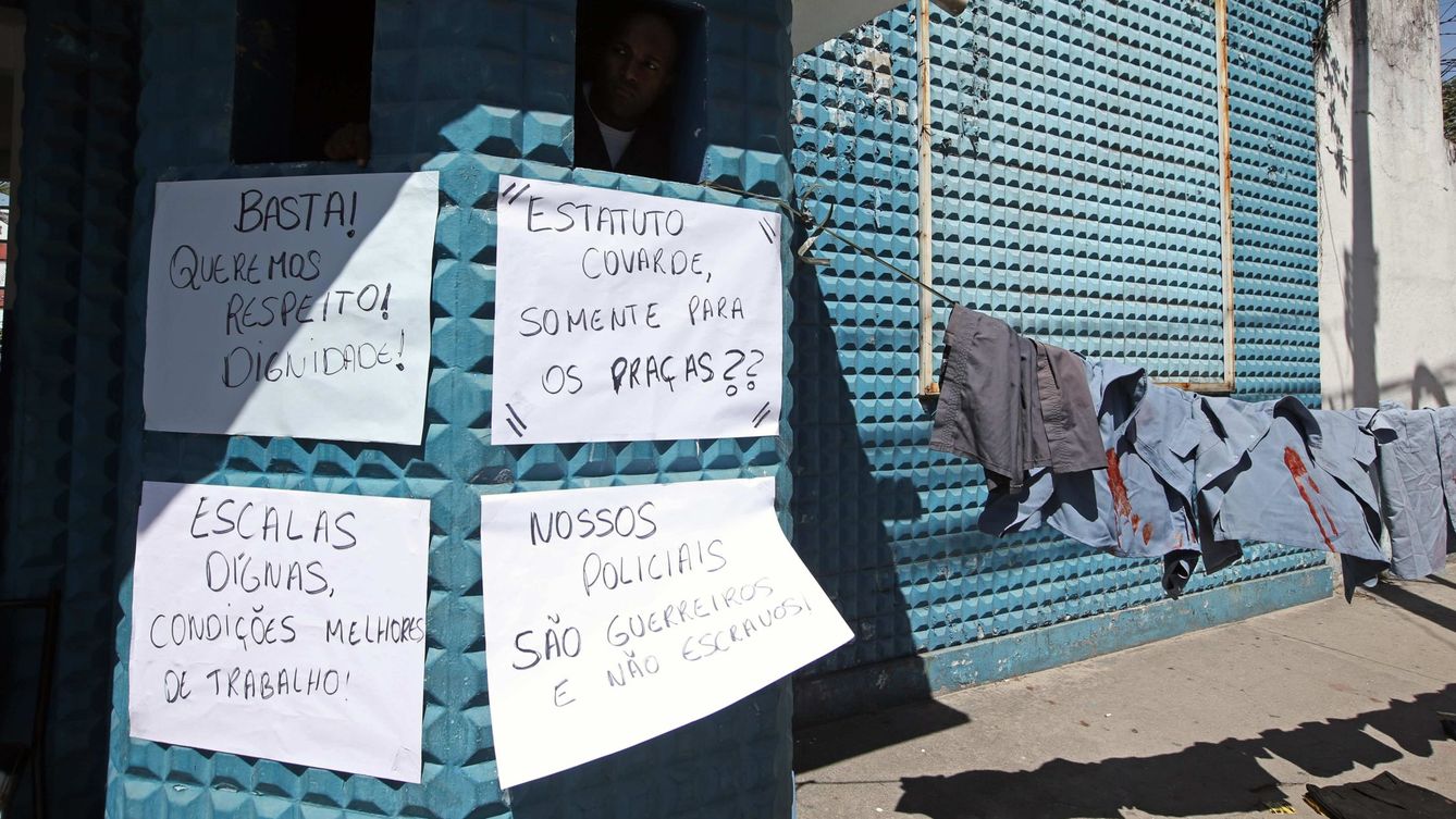 Carteles frente al cuartel de la Policia Militar en la zona norte de Río de Janeiro (Brasil). (EFE)