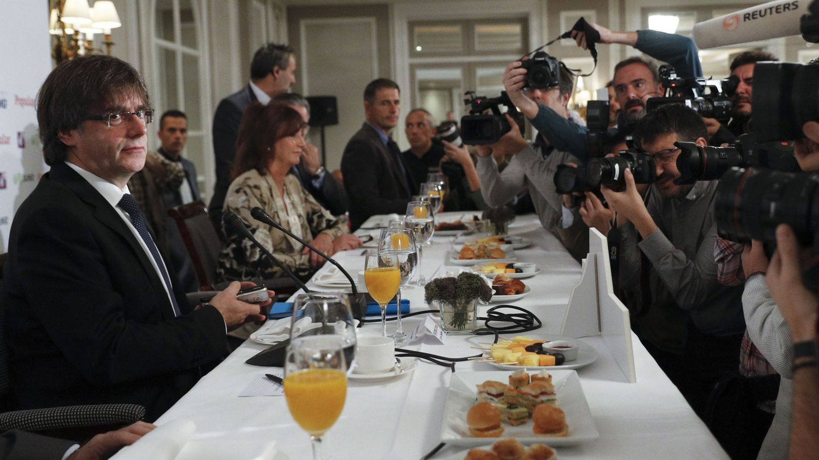 Foto: El presidente de la Generalitat de Cataluña, Carles Puigdemont (i), durante el desayuno informativo en el que ha participado hoy en Madrid. (EFE)