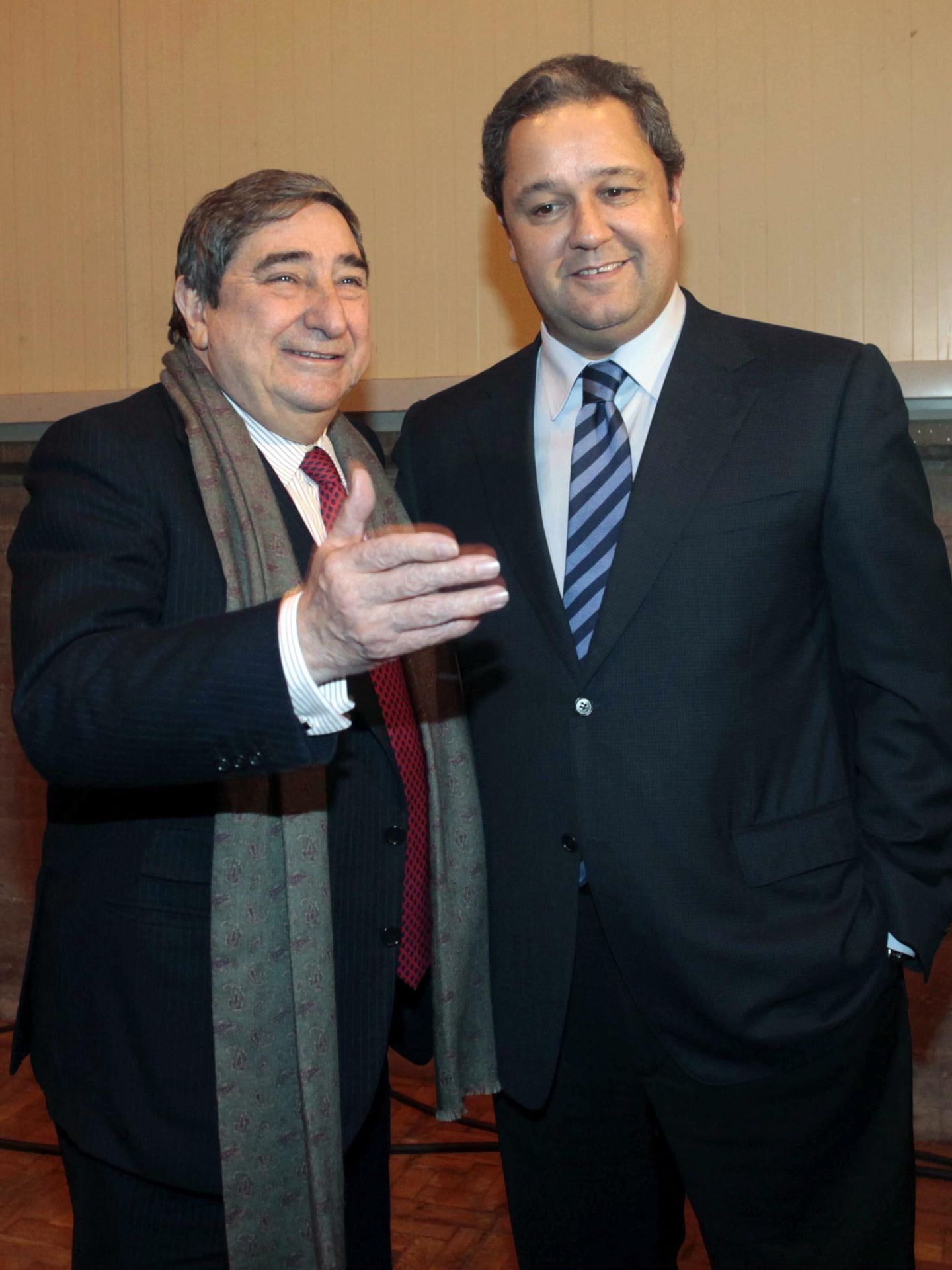 Lendoiro, junto al nuevo presidente Tino Fernández (Efe). 