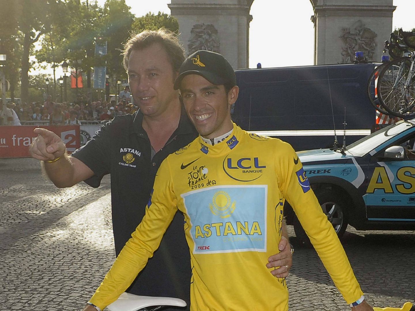 Johann Bruyneel junto a Alberto Contador tras la victoria del español en el Tour de Francia de 2009 con el Astaná, equipo que dirigía el belga. (EFE)