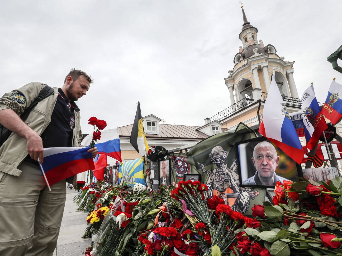 Un hombre lleva flores al memorial de Prigozhin en Moscú. (EFE/EPA/Y. Kochetkov)