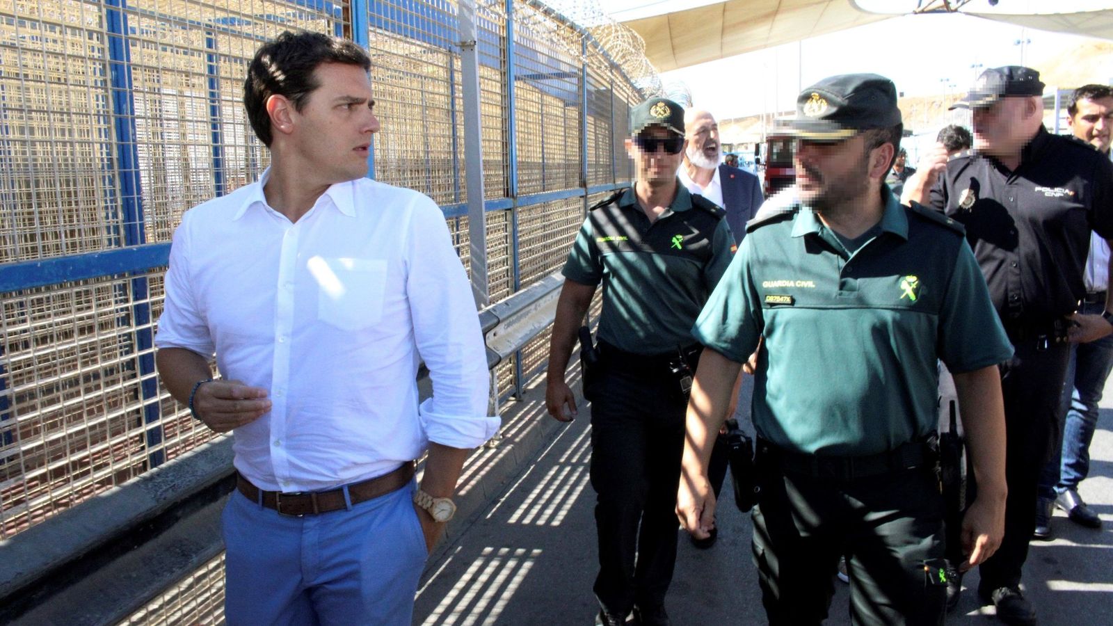 Foto: El presidente de Ciudadanos, Albert Rivera, acompañado de miembros de la Guardia Civil, durante su visita a la valla de Ceuta. (EFE)