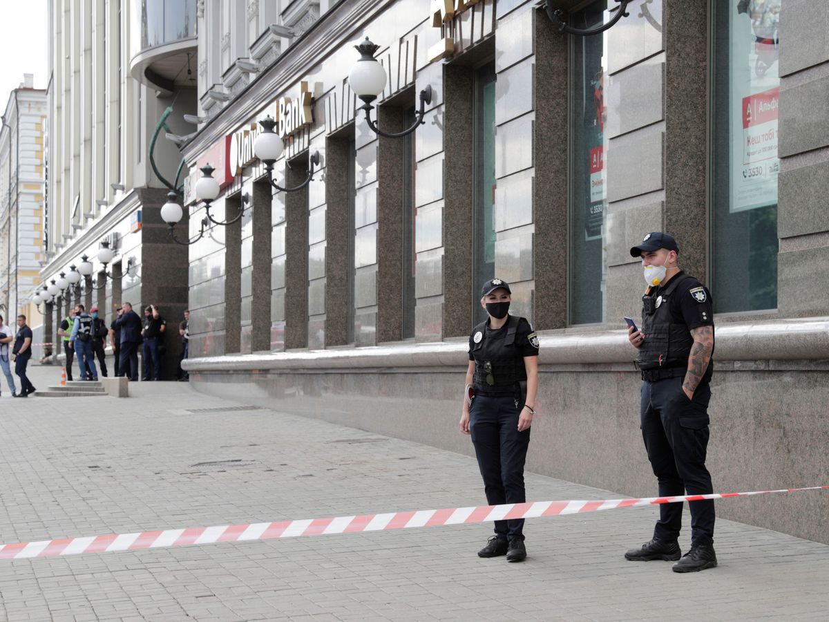 Foto: Oficiales de policía frente al banco secuestrado. (Reuters)
