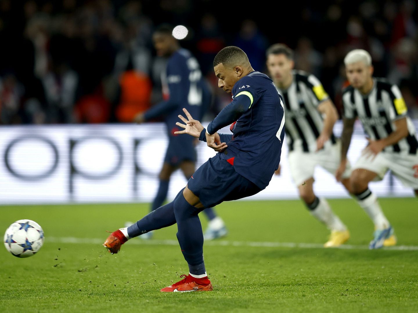 Mbappé ejecuta el penalti contra el Newcastle. (EFE EPA YOAN VALAT)