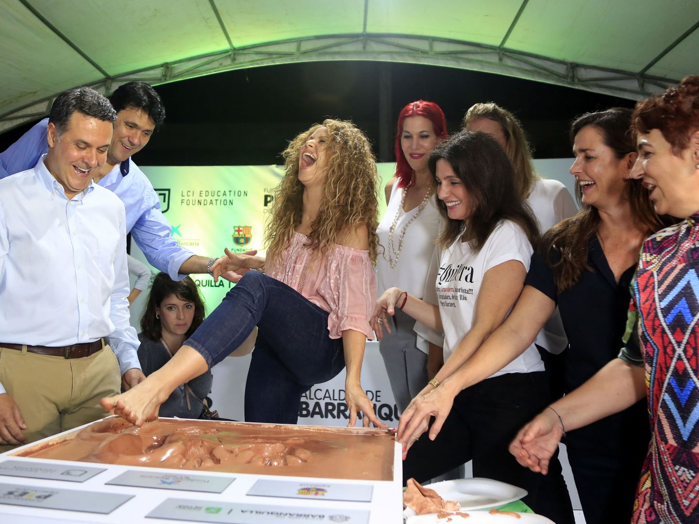 La cantante Shakira, feliz en su fundación Pies Descalzos, para niños desfavorecidos.  (EFE)