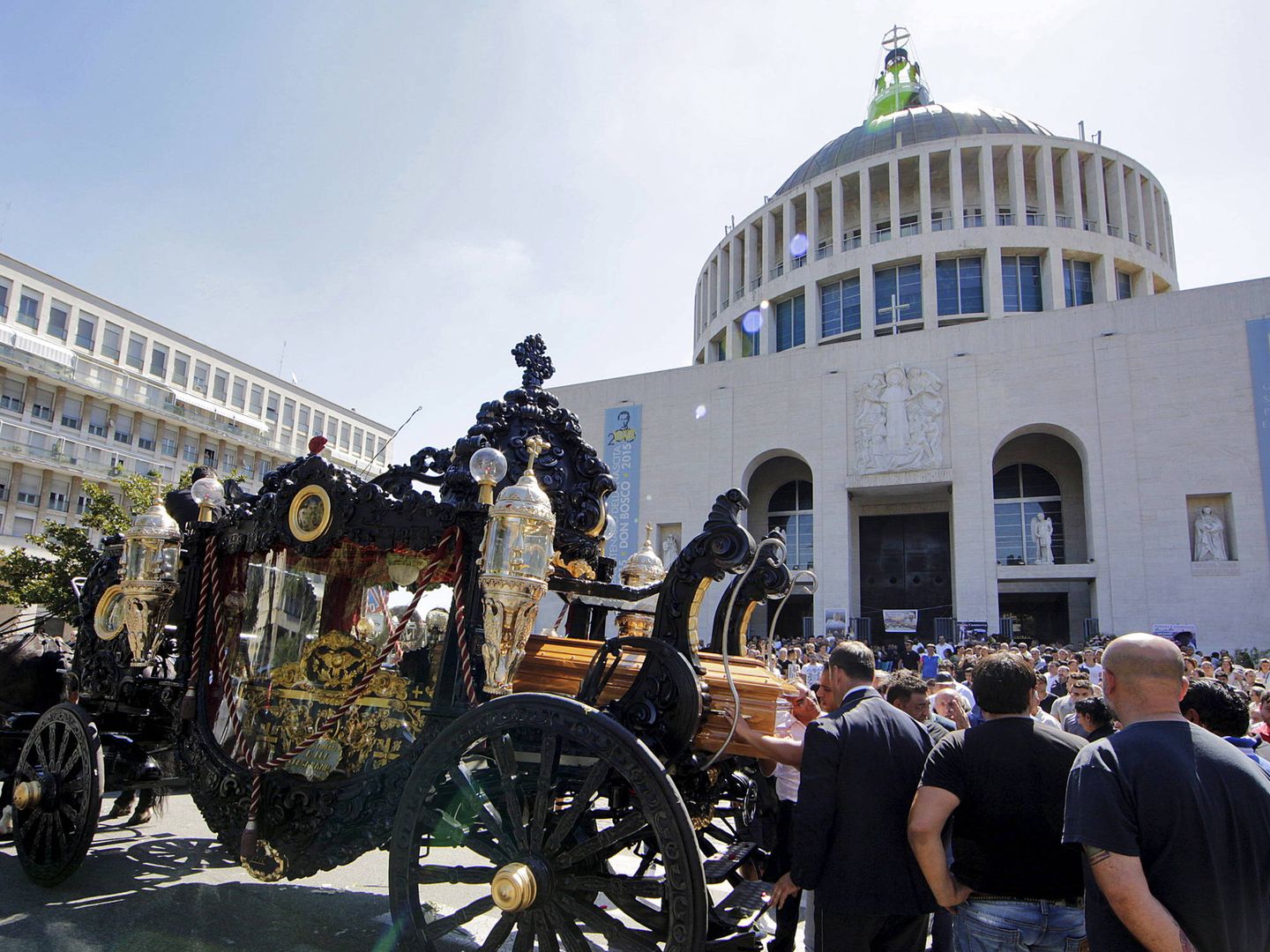 Una carroza traslada el ataúd de Vittorio Casamonica a una basílica en los suburbios de Roma, en agosto de 2015. (Reuters) 