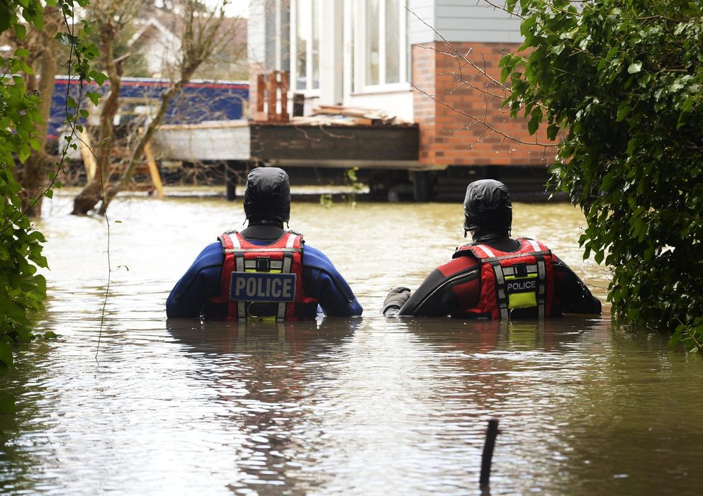Foto: Más de mil viviendas permanecen inundadas por el temporal en Inglaterra. (efe)