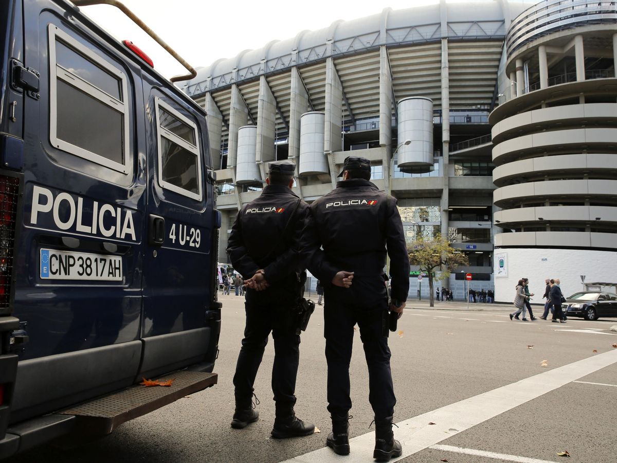 Foto: El Santiago Bernabéu se une a la causa ante el coronavirus. (EFE)