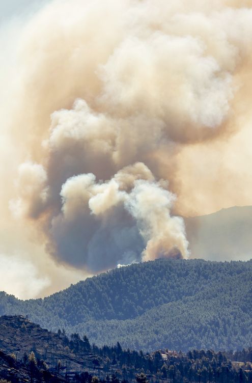 Columna de humo generado por el megaincendio de Villanuena de Viver (Castellón). (EFE/Domenech Castelló)
