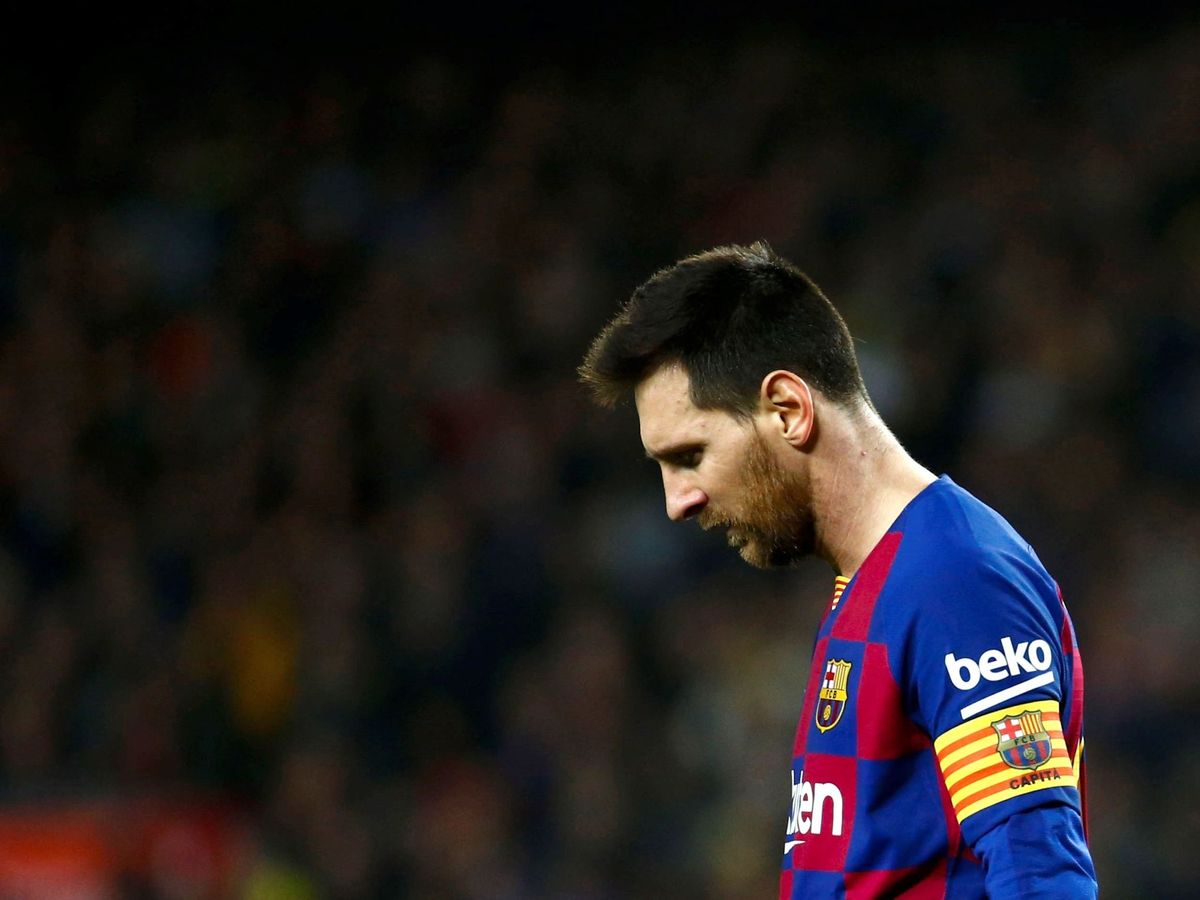 Foto: Leo Messi, cabizbajo al final del partido entre su equipo y el Madrid. (EFE)
