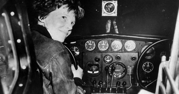 Foto: Fotografía de archivo fechada el 2 de julio de 1937 que muestra a la aviadora estadounidense Amelia Earhart antes de su último despegue. (EFE)