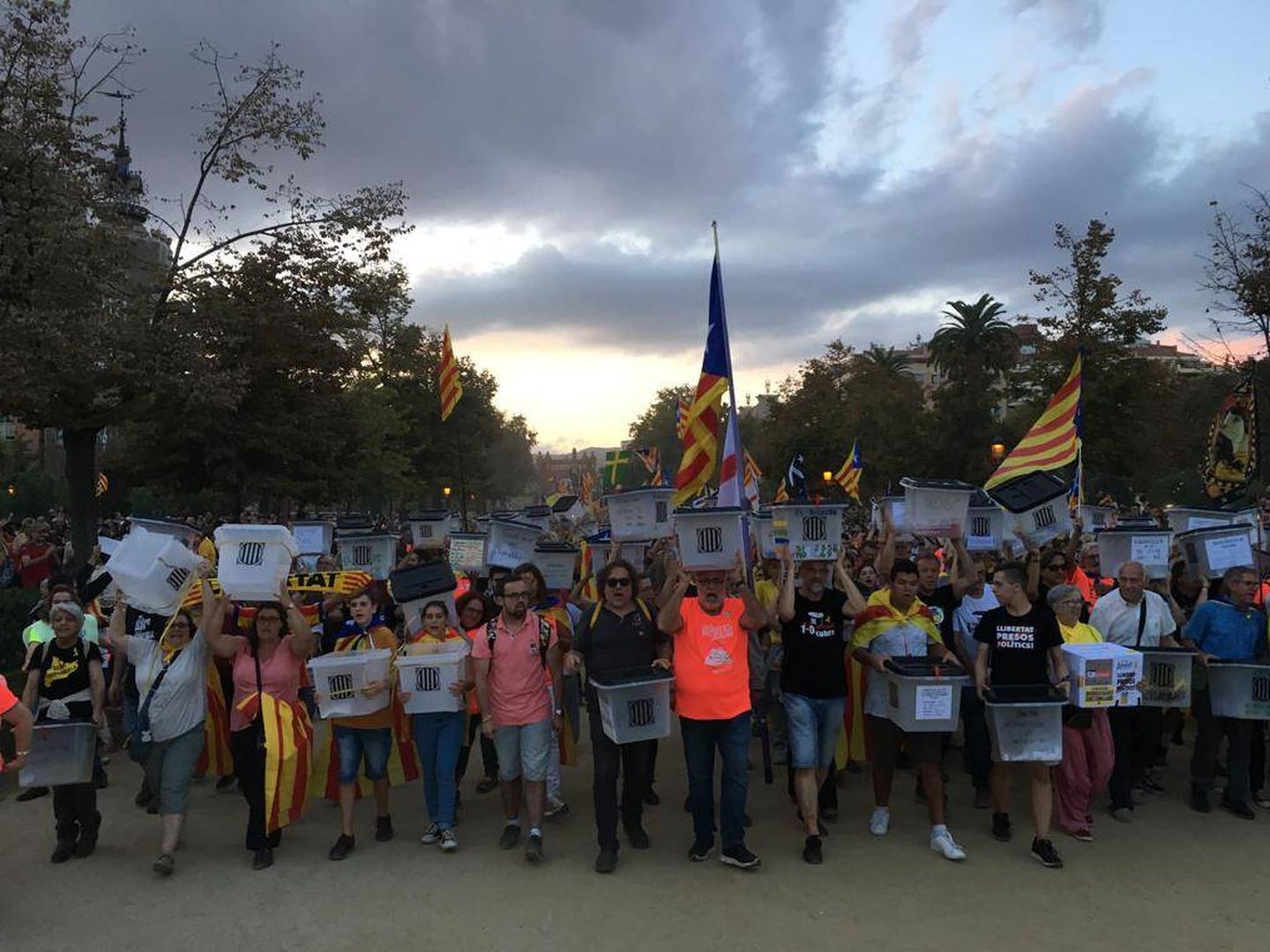 'Vamos a votar, vamos a ganar', es uno de los lemas más repetidos en la manifestación de Barcelona. (Foto: David Brunat)