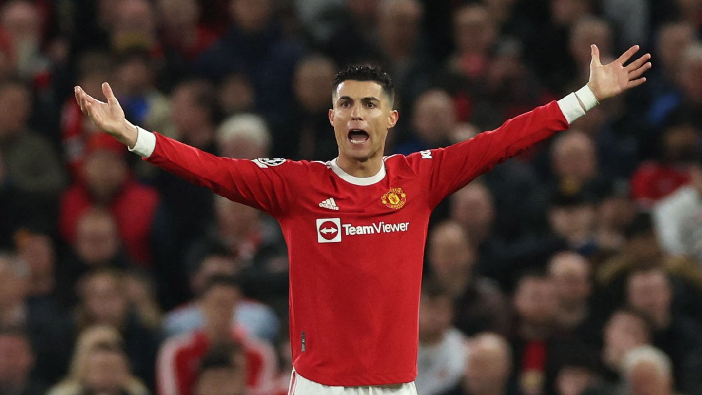 Cristiano Ronaldo protesta en el partido entre el Manchester United y el Atlético