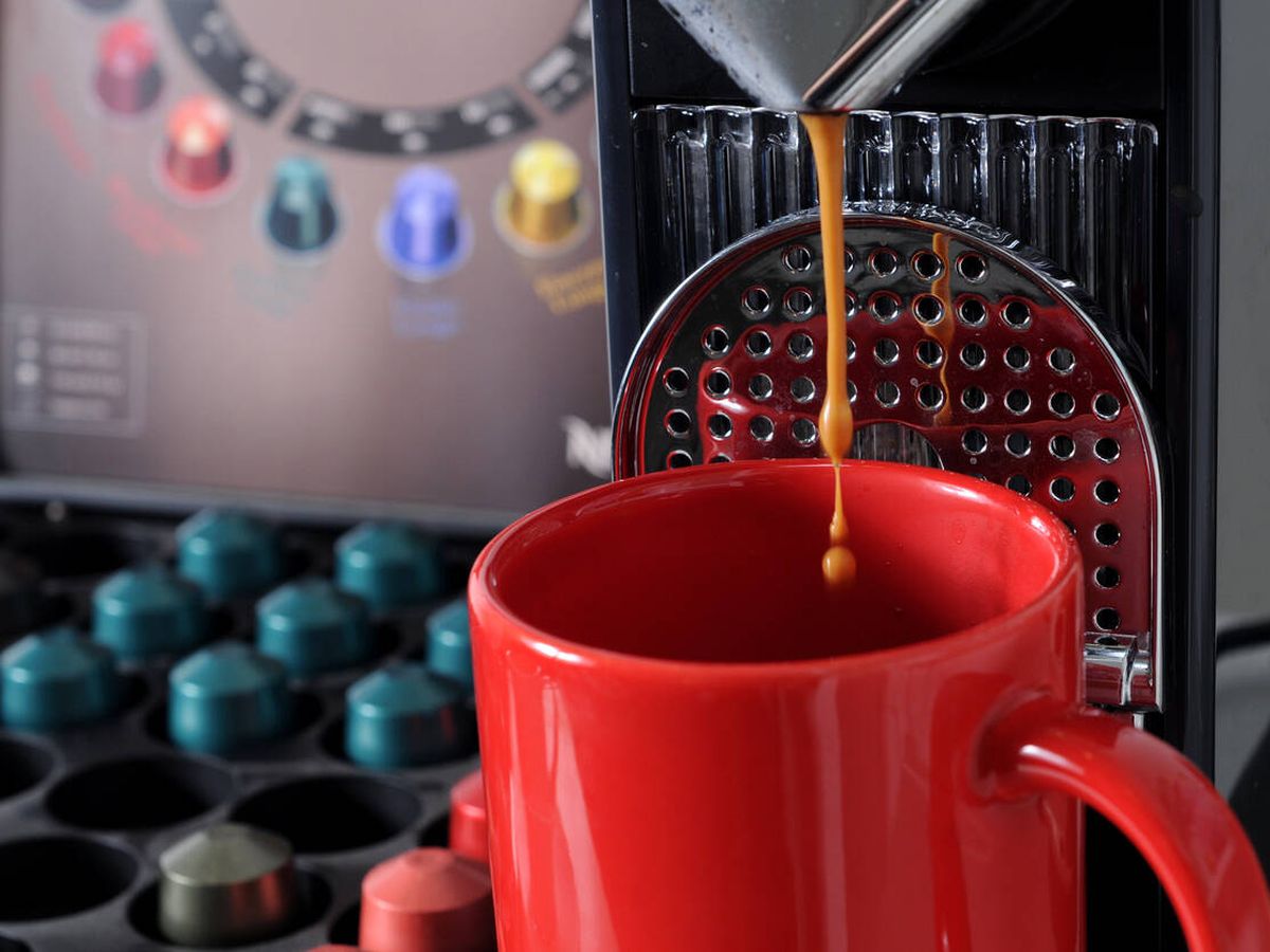 Disfruta del café Nespresso en casa con esta cafetera De'Longhi ¡ahora por  menos de