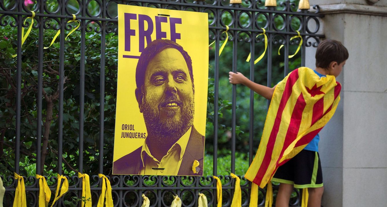 Lazos amarillos colocados ante una fotografía del exvicepresidente Oriol Junqueras. (EFE)