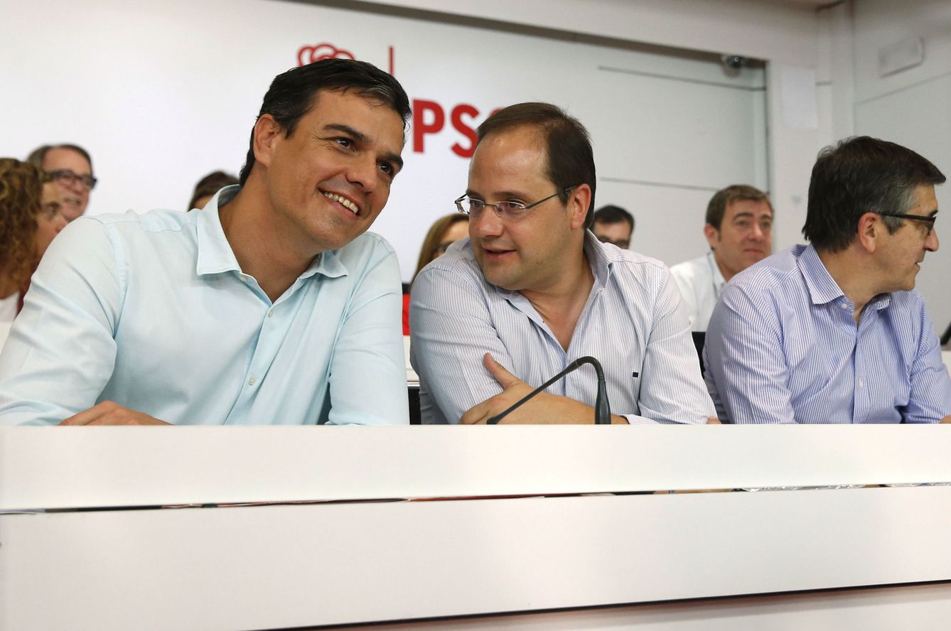 Foto: Pedro Sánchez charla con su número dos, César Luena, en el arranque del comité federal del PSOE de este 9 de julio. (EFE)