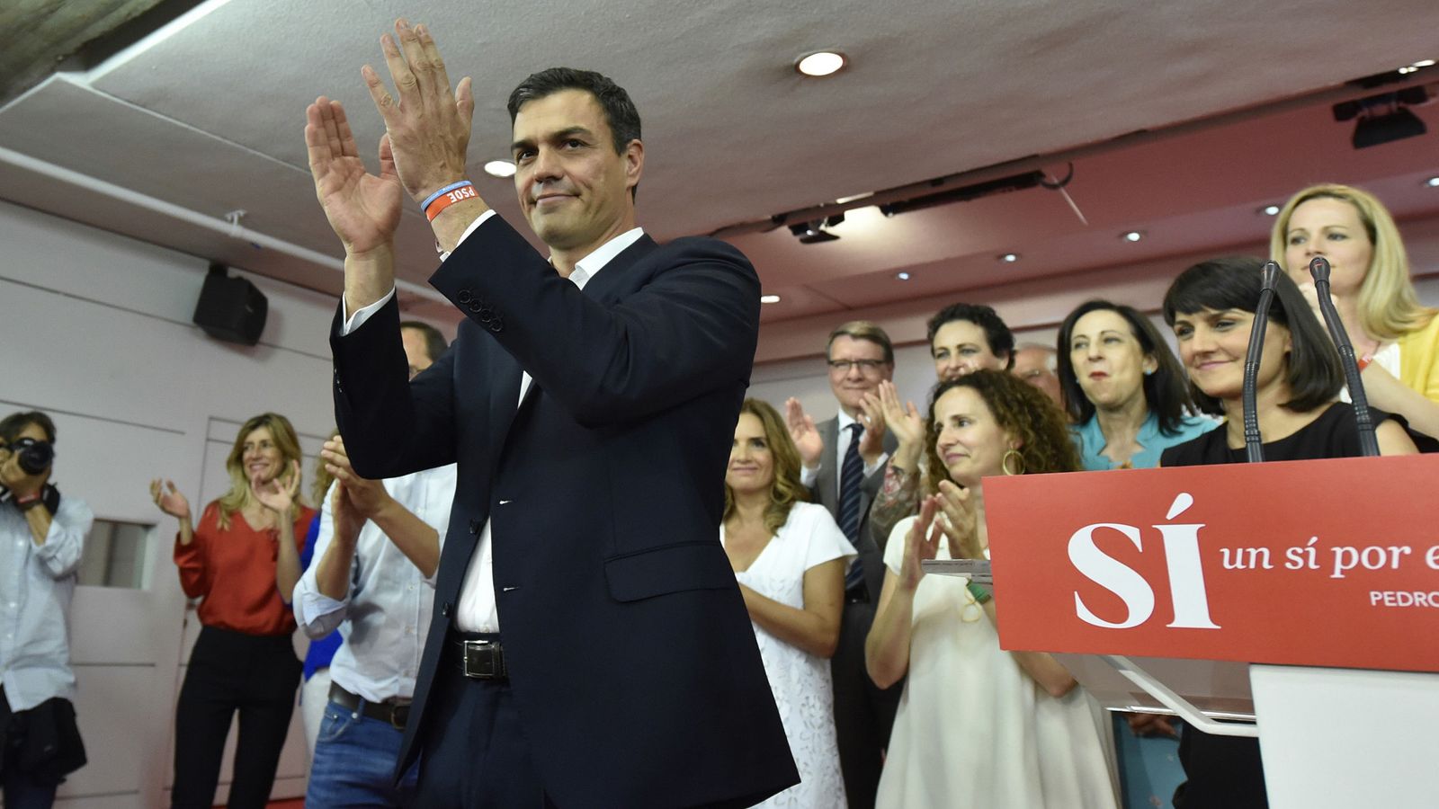 Foto: El secretario general del PSOE, Pedro Sánchez, tras conocer los resutados electorales. (EFE)
