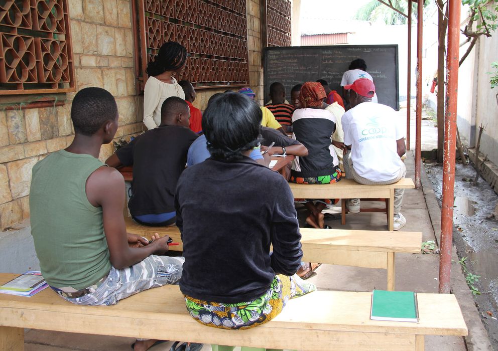 Foto: Una clase de alfabetización de antiguos niños soldados en el centro de reinserción de Bangui. (Trinidad Deiros)