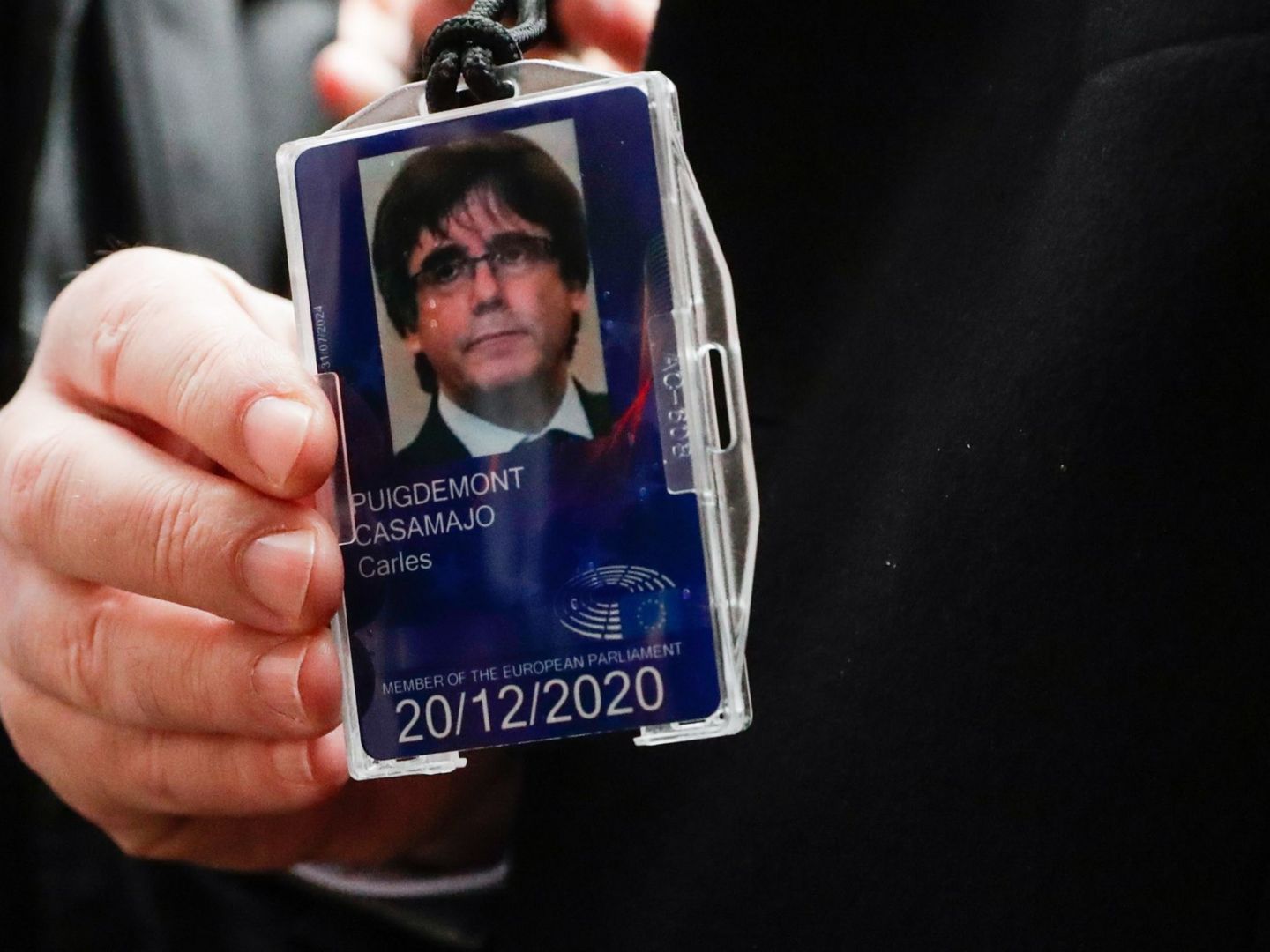 Puigdemont muestra su tarjeta de identificación del Parlamento Europeo. (EFE)