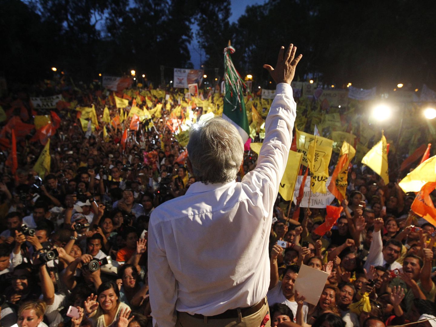 López Obrador saluda a simpatizantes durante un evento de campaña en Orizaba, en el estado de Veracruz. (Reuters) 